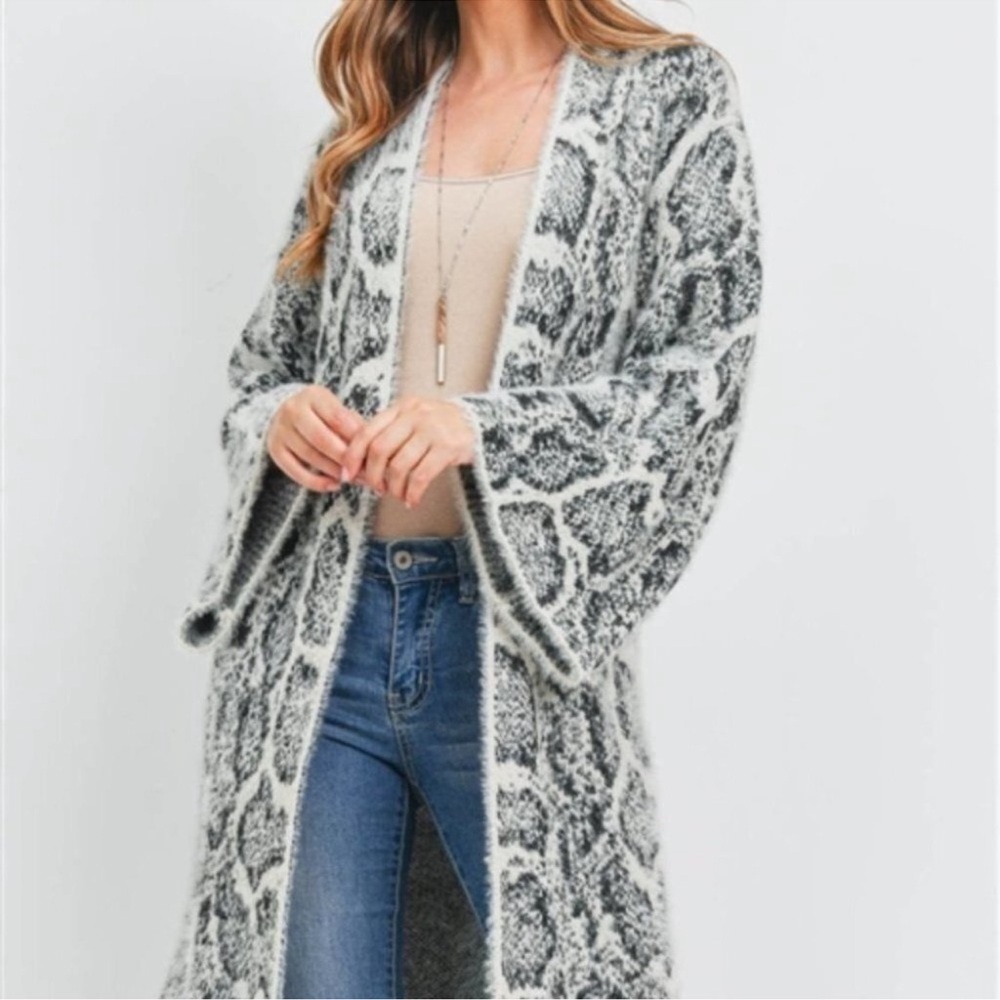 Anthropologie Akemi + Kin Sigrid Fuzzy Snake Skin Kimono Gray White Cardigan - Picture 7 of 11